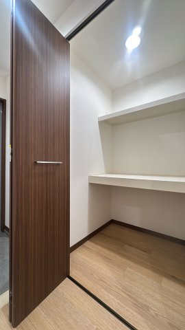 【その他】 | アンピール空港南☆仲介手数料無料☆ | 奥行きを活かした収納設計。お部屋を常に美しく保つことができます。