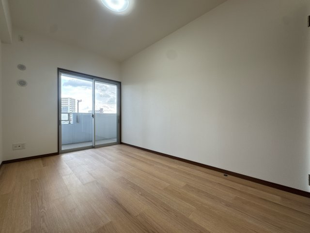 【洋室】 | アンピール空港南☆仲介手数料無料☆ | たとえ。小さかろうとやっぱり窓のある・なしは大きく違うもの。あるんです。窓。差し込む光はちゃんと朝を教えてくれるみたいです。