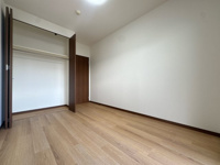 【洋室】 | アンピール空港南☆仲介手数料無料☆ | 居住スペースをしっかり確保した、家具配置のしやすい機能的なレイアウト。帰宅後、一人の時間をゆったりと贅沢に過ごせる落ち着いた空間です♪