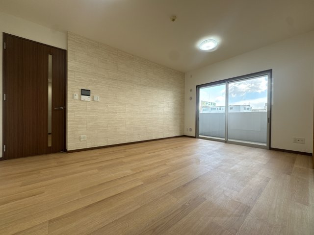 【居間・リビング】 | アンピール空港南☆仲介手数料無料☆ | 【南東向き×リノベーション】陽だまりに包まれる開放的なLDK。デザイン性と機能性を兼ね備えた「帰りたくなる家」へ。家具の配置がしやすいフラット設計で、理想のインテリアが叶います。