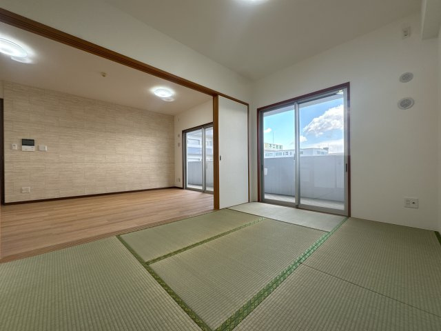 【和室】 | アンピール空港南☆仲介手数料無料☆ | リビング横に配された和室は、扉を開放することでさらに広々とした一体感のある空間に。陽だまりが心地よい、家族みんなが自然と集まりたくなる憩いのスペースです。