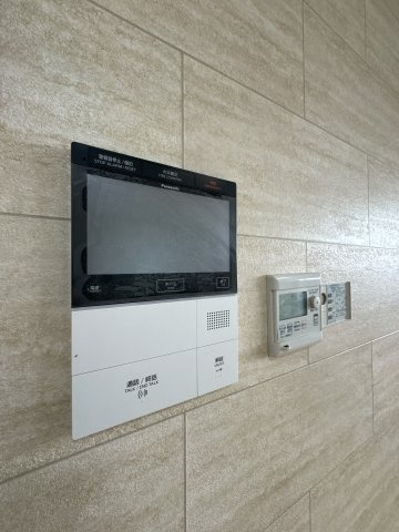 【防犯設備】 | アンピール空港南☆仲介手数料無料☆ | 【TVモニター付インターホン】来客を映像で確認できる安心の防犯設備。セキュリティ重視の方にもご満足いただける、安全な暮らしをサポートする住まいです。