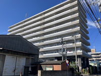 【外観】 | アンピール空港南☆仲介手数料無料☆ | 落ち着いた住宅街に馴染む、端正な佇まいのマンションです。管理体制も良好で、日々の暮らしに安心感を与えてくれます。
