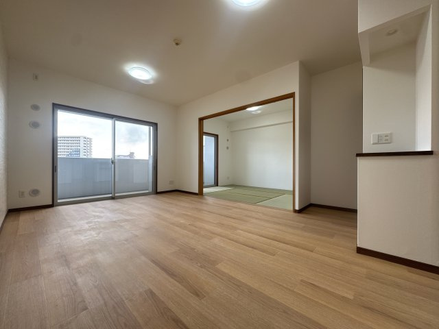【居間・リビング】 | アンピール空港南☆仲介手数料無料☆ | 全居室に収納を備えた機能的な3LDK。プライベート空間もしっかり確保でき、ファミリーにもおすすめのレイアウトです。