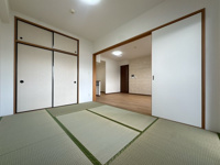 【和室】 | アンピール空港南☆仲介手数料無料☆ | 【リノベーション済み】陽だまりに包まれる、西月隈エリアの上質な暮らし。畳の香りに包まれながら、お子様のプレイスペースや家事の合間の休憩場所として、心地よくお使いいただけます。