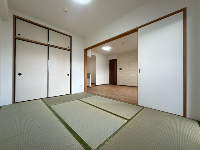 【和室】 | アンピール空港南☆仲介手数料無料☆ | 【リノベーション済み】陽だまりに包まれる、西月隈エリアの上質な暮らし。畳の香りに包まれながら、お子様のプレイスペースや家事の合間の休憩場所として、心地よくお使いいただけます。