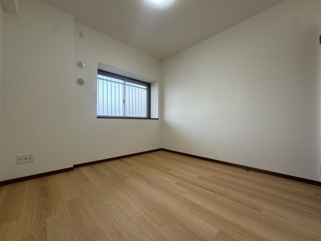 【洋室】 | アンピール空港南☆仲介手数料無料☆ | 【明るく心地よいプライベートルーム】柔らかな色調のフローリングと壁紙が、落ち着いた空間を演出。寝室や子供部屋、在宅ワーク用の書斎など、ライフスタイルに合わせて多目的に活用いただける清潔感あふれる一室。