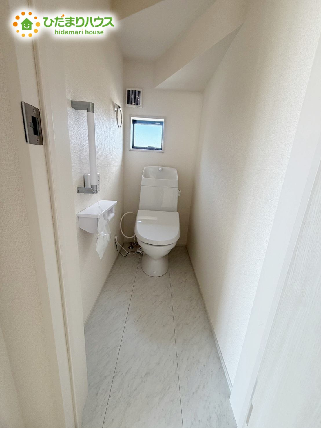 木間ヶ瀬Ⅵ（独立戸建10棟）　新築戸建　6号棟のトイレ|小窓が付いているので、トイレも明るい空間になっております♪						
