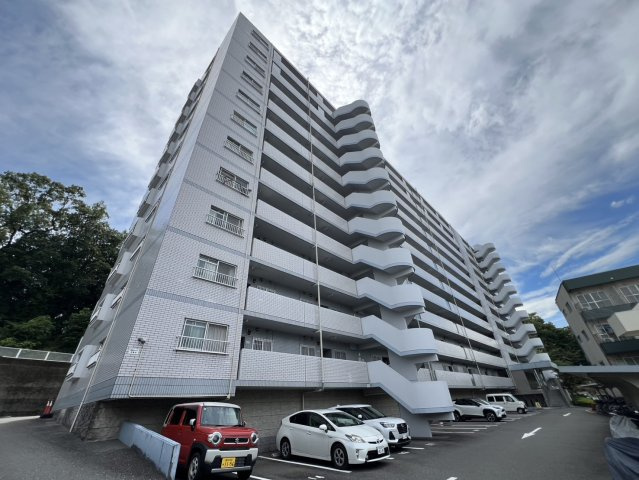 高知市鴨部アーネスト能茶山　室内きれい！中古マンションの外観|1994年(平成6年) 2月建築の11階建てマンションです
