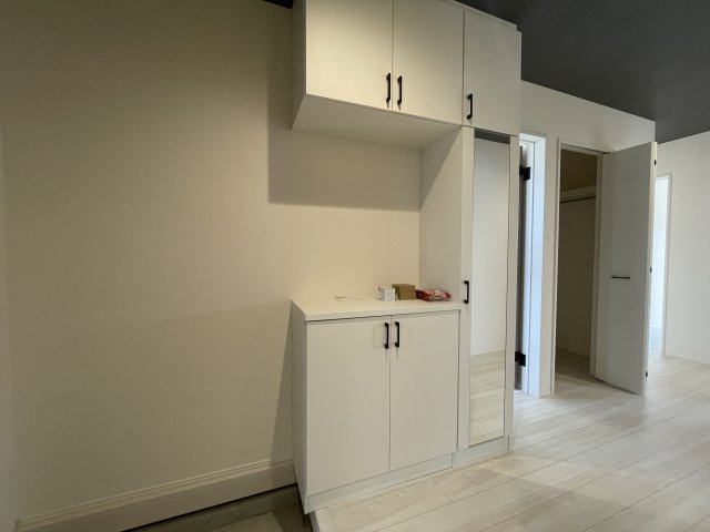 【玄関】 | 【新築分譲住宅～GRAFARE～】山形市浜崎　2期　全３棟 | 【Entrance】
清潔感溢れる玄関がお出迎えする本邸宅の物語は、ここから始まる日常を期待させます。この場所には「希望」と「優越」で包み込んでくれる「特別」な空間があります。（同仕様施工例）