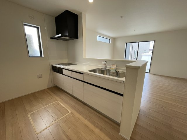 【キッチン】 | 【新築分譲住宅～GRAFARE～】山形市浜崎　2期　全３棟 | 【Kitchen】
ご家族みんなで調理ができる位のスペースを実現したキッチン空間となっております。みんなで作った料理を召し上がりながらの会話は、どのような物になるのでしょうか。（同仕様施工例）
