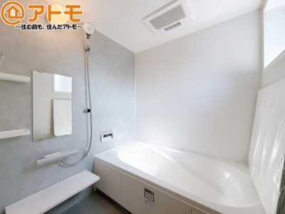 【浴室】 | 葵区古庄六丁目8期　新築戸建　全1棟 | 浴室は落ち着いた色のパネルでゆったりと過ごせる空間です。お風呂で一日の疲れを癒しましょう♪