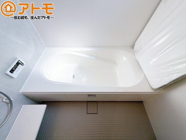 【浴室】 | 葵区古庄六丁目8期　新築戸建　全1棟 | お子様やお年寄りが使いやすいだけでなく、半身浴にも便利なベンチタイプの湯舟です。お湯の節約にも！