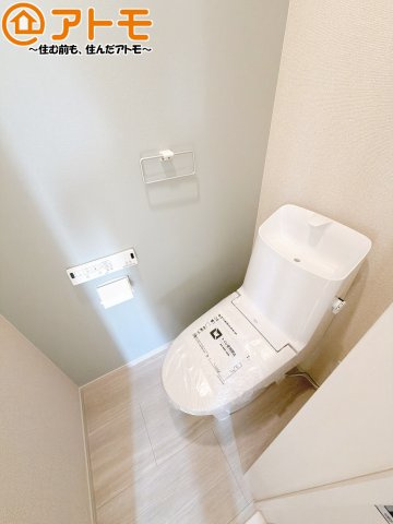 【トイレ】 | 葵区古庄六丁目8期　新築戸建　全1棟 | 年代を問わず使いやすい洗浄機能付きのトイレ♪肌への負担をも減らせるのでお子様の敏感なお肌も安心！