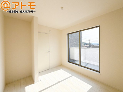 【寝室】 | 葵区古庄六丁目8期　新築戸建　全1棟 | バルコニーに面したお部屋なので、布団などの大きなものも楽々干せます♪