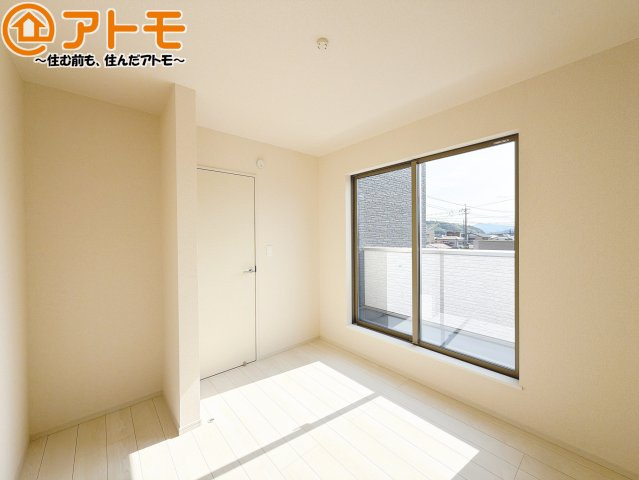 【寝室】 | 葵区古庄六丁目8期　新築戸建　全1棟 | バルコニーに面したお部屋なので、布団などの大きなものも楽々干せます♪