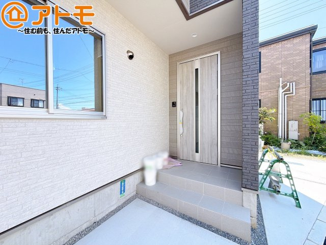 【玄関】 | 葵区古庄六丁目8期　新築戸建　全1棟 | 落ち着いた色合いの玄関はダブルロックで防犯性に優れた仕様になっています♪