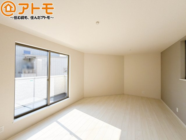 【居間・リビング】 | 葵区古庄六丁目8期　新築戸建　全1棟 | 日当たりのよいリビングは、一年を通してぽかぽかとしています。家族が自然と集まる空間になりそうですね♪