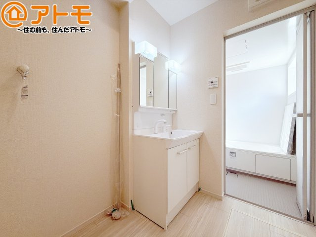 【独立洗面台】 | 葵区古庄六丁目8期　新築戸建　全1棟 | 壁付け水栓の洗面台は水垢がたまりにくく、お掃除がしやすいですね♪
