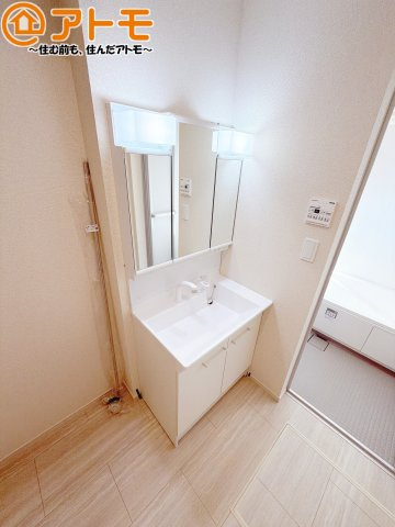 【独立洗面台】 | 葵区古庄六丁目8期　新築戸建　全1棟 | 三面鏡の中は収納になっているため、スッキリとした洗面台を保つことができます♪