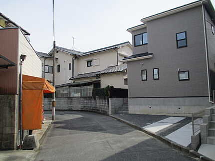 佐伯区屋代１丁目の前面道路含む現地写真