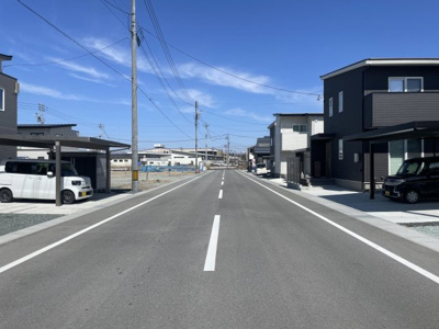 【前面道路含む現地写真】 | 【新築分譲住宅～GRAFARE～】山形市浜崎　2期　全３棟 | 全棟、幅6メートルの広い道路に面しており、ストレス少なく出入りできます。