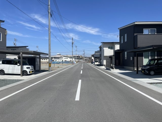 【前面道路含む現地写真】 | 【新築分譲住宅～GRAFARE～】山形市浜崎　2期　全３棟 | 全棟、幅6メートルの広い道路に面しており、ストレス少なく出入りできます。