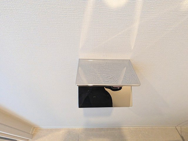 LEFOND PROGRES上野御徒町の設備|洗面室と独立したトイレのペーパーホルダーにスマポストレージ付きです
