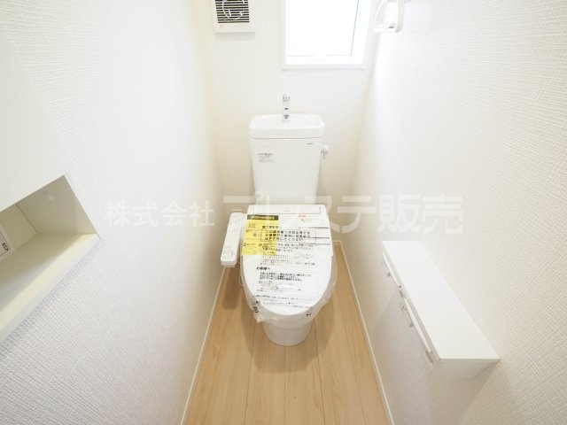 奈良市七条１丁目の新築一戸建のトイレ|現地写真（２号地１階トイレ）温水洗浄便座を標準装備！