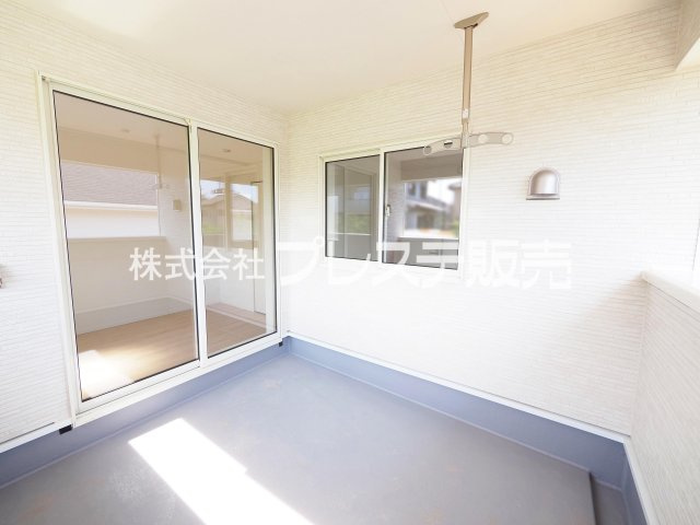 奈良市七条１丁目の新築一戸建のバルコニー|現地写真（２号地インナーバルコニー）急な雨にも安心の大型屋根付きインナーバルコニーを配置しました！