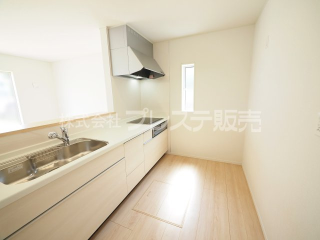 奈良市七条１丁目の新築一戸建のキッチン|現地写真（２号地キッチン）人気の対面キッチン♪