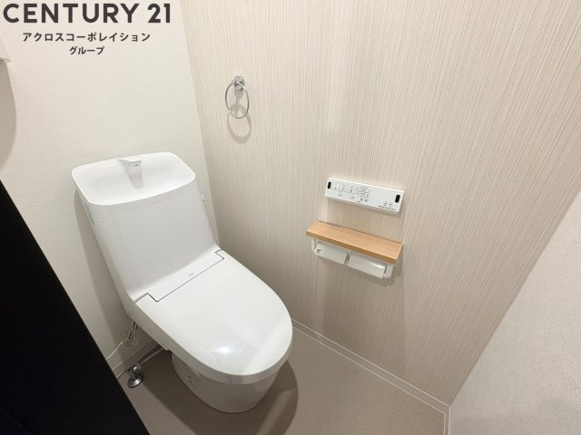 温水洗浄便座機能付きのトイレです♪