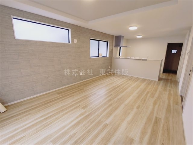 【居間・リビング】 | ふじみ野市亀久保２期　全１棟 | ゆったり過ごせる20.2帖のリビングです