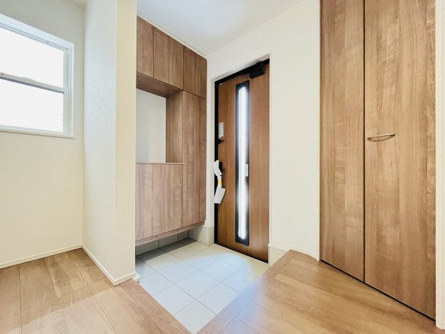 大府市横根町石丸100番１・６・７『仲介手数料無料』新築一戸建て・建売の玄関