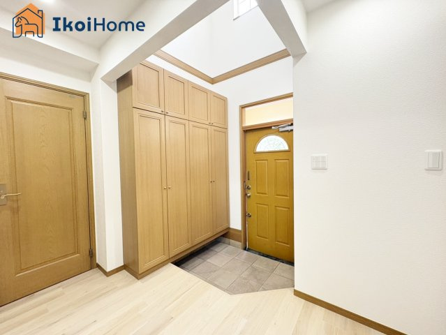 明石市朝霧台　中古戸建の玄関|【ホームページに現地動画掲載中】●年中無休：当日予約可●大きなシューズボックスが設置されています。