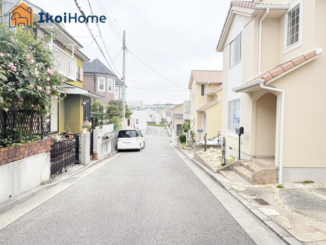 明石市朝霧台　中古戸建の前面道路含む現地写真|【ホームページに現地動画掲載中】●年中無休：当日予約可●前面道路は幅員約5ｍです。入出庫も安心です！