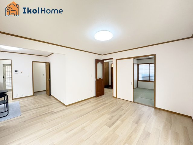 明石市朝霧台　中古戸建の居間・リビング|【ホームページに現地動画掲載中】●年中無休：当日予約可●約17.8帖のLDKは明るい団欒スペースです