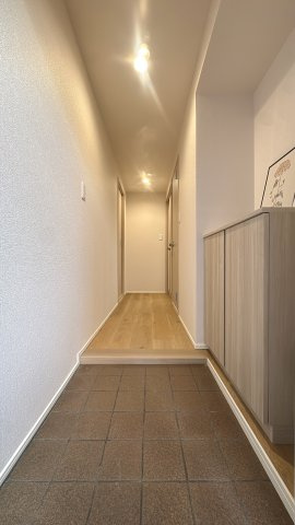 【玄関】 | アートウィル赤坂☆仲介手数料無料☆ | 腰高のシューズクローゼットを備えた玄関。ご家族の靴もしっかり収納でき、上部は鍵や小物を置いたり、インテリアを飾ったりと便利に活用できます。廊下には明るいダウンライトを採用。