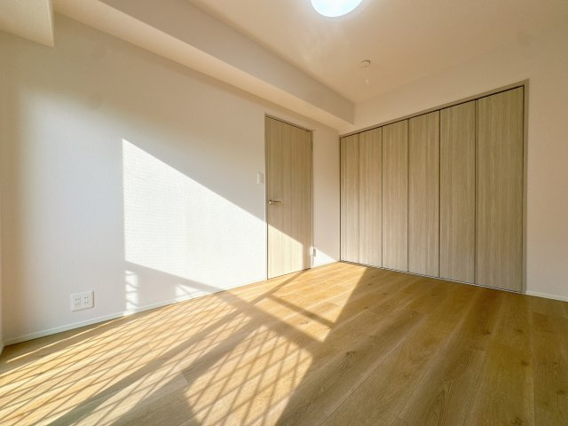 【洋室】 | アートウィル赤坂☆仲介手数料無料☆ | 西向きバルコニーに面した5.5畳の洋室。自然光が室内を明るく照らし、落ち着いた雰囲気の中で快適に過ごせる心地よいお部屋です。