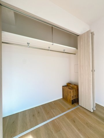 【その他】 | アートウィル赤坂☆仲介手数料無料☆ | 5.5畳洋室には収納力豊富なクローゼットを設置。ハンガーパイプで洋服を整理しやすく、上部棚にはバッグや小物、季節のお布団などをすっきり収納できます。