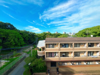 【展望】 | アートウィル赤坂☆仲介手数料無料☆ | 目の前に赤坂公園が広がり、大濠公園・舞鶴公園も徒歩圏内。都心にいながら豊かな自然を身近に感じられ、休日の散歩やリフレッシュにもぴったりの環境です。