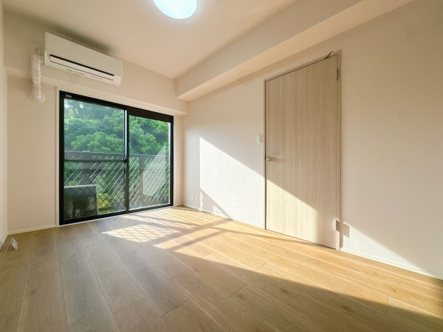 【洋室】 | アートウィル赤坂☆仲介手数料無料☆ | 5.5畳の洋室はエアコン設置済み。専用バルコニーに面しているため、明るく開放感のある快適な空間です。仕事部屋や子ども部屋、趣味の部屋など、ライフスタイルに合わせて多用途に活用できます。