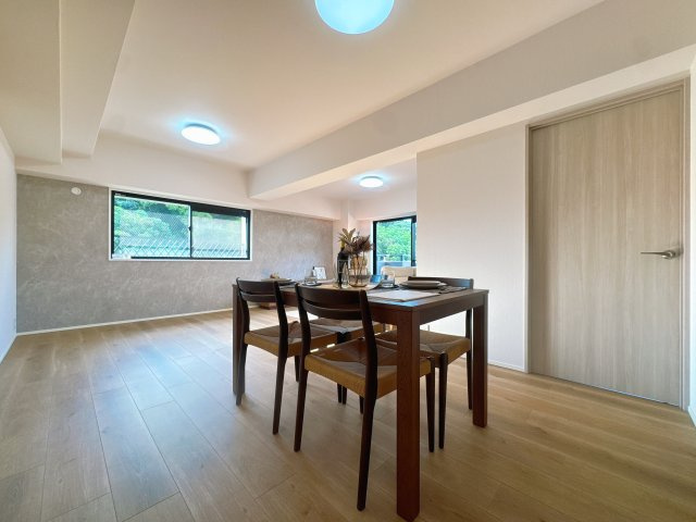 【内装】 | アートウィル赤坂☆仲介手数料無料☆ | LDKにはナチュラルな木目のフローリングを採用。壁面にはアクセントクロスを取り入れ、落ち着きのある心地よい空間に。さまざまなテイストの家具とも合わせやすく、インテリアを楽しめるLDKです。