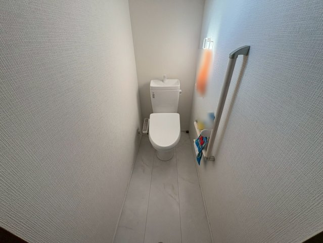 中古戸建　不破郡垂井町　令和4年築の洋室|2階北側の部屋です。ここも綺麗にお使いです。