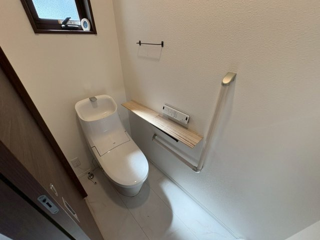 中古戸建　不破郡垂井町　令和4年築の玄関|玄関入ってすぐに収納が有ります。