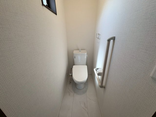 中古戸建　不破郡垂井町　令和4年築の庭|南面には目隠しフェンス有り。全面人工芝のためお子様やペットと遊べます。