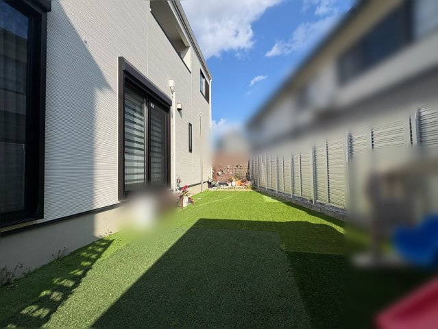 中古戸建　不破郡垂井町　令和4年築の庭|南面には目隠しフェンス有り。全面人工芝のためお子様やペットと遊べます。
