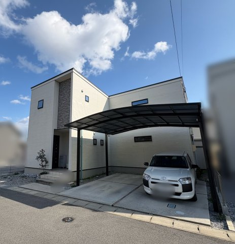 中古戸建　不破郡垂井町　令和4年築の外観|玄関アプローチの階段を1段削れば、軽自動車が横付けができそうです。