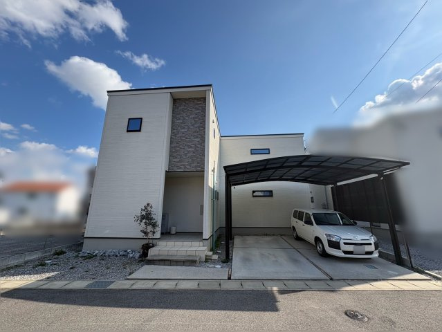 中古戸建　不破郡垂井町　令和4年築の外観|カーポート2台用有り（サイドパネルは付きません）