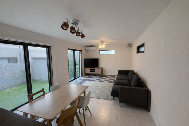 中古戸建　不破郡垂井町　令和4年築の居間・リビング|18帖リビングには南面に掃き出し窓が2か所有り、日中とても明るいです♪
